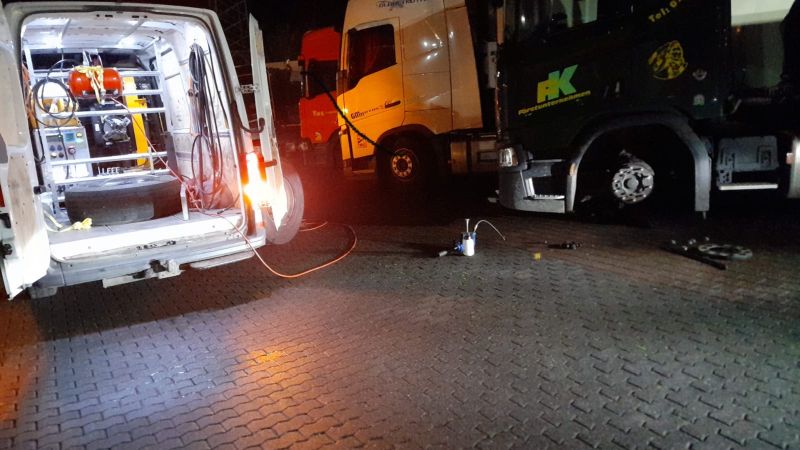 24/7 Reifen-Pannenservice für LKW - hier nachts auf einem Parkplatz